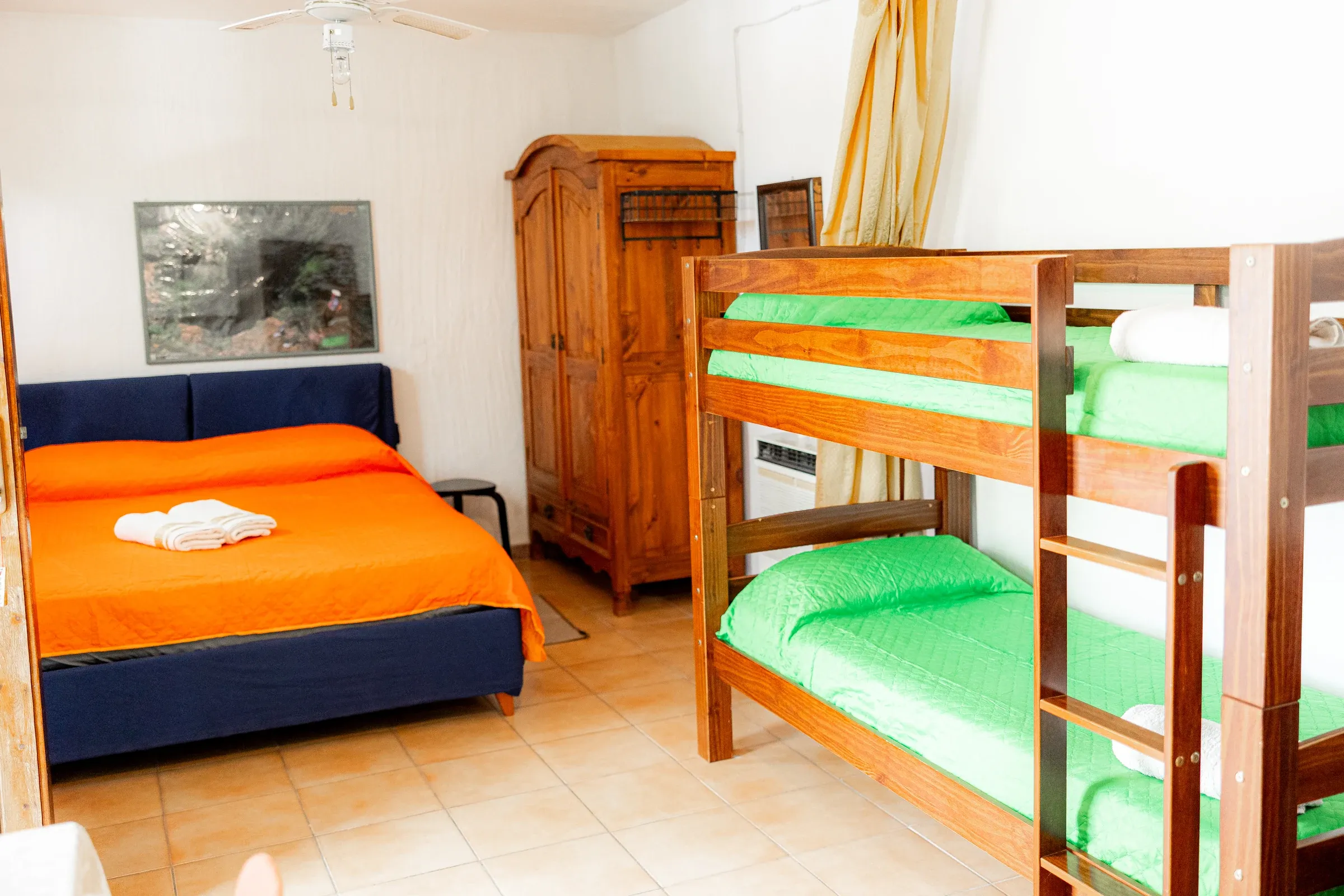 Letto matrimoniale arancione e letti a castello verdi